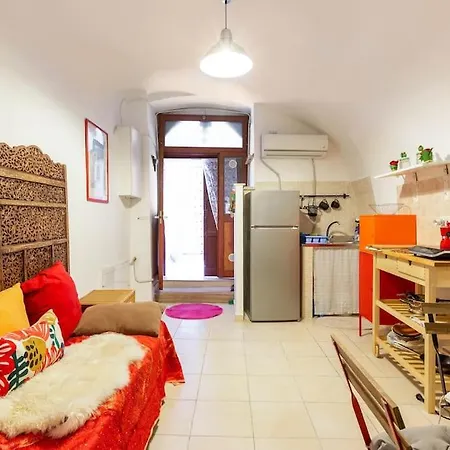 Charming Old Town House شقة